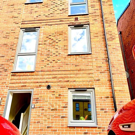 웨이크필드 Modern Townhouse, Sleeps 4 With Parking 아파트 외부 사진