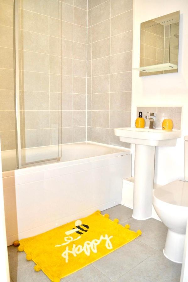웨이크필드 Modern Townhouse, Sleeps 4 With Parking 아파트 외부 사진