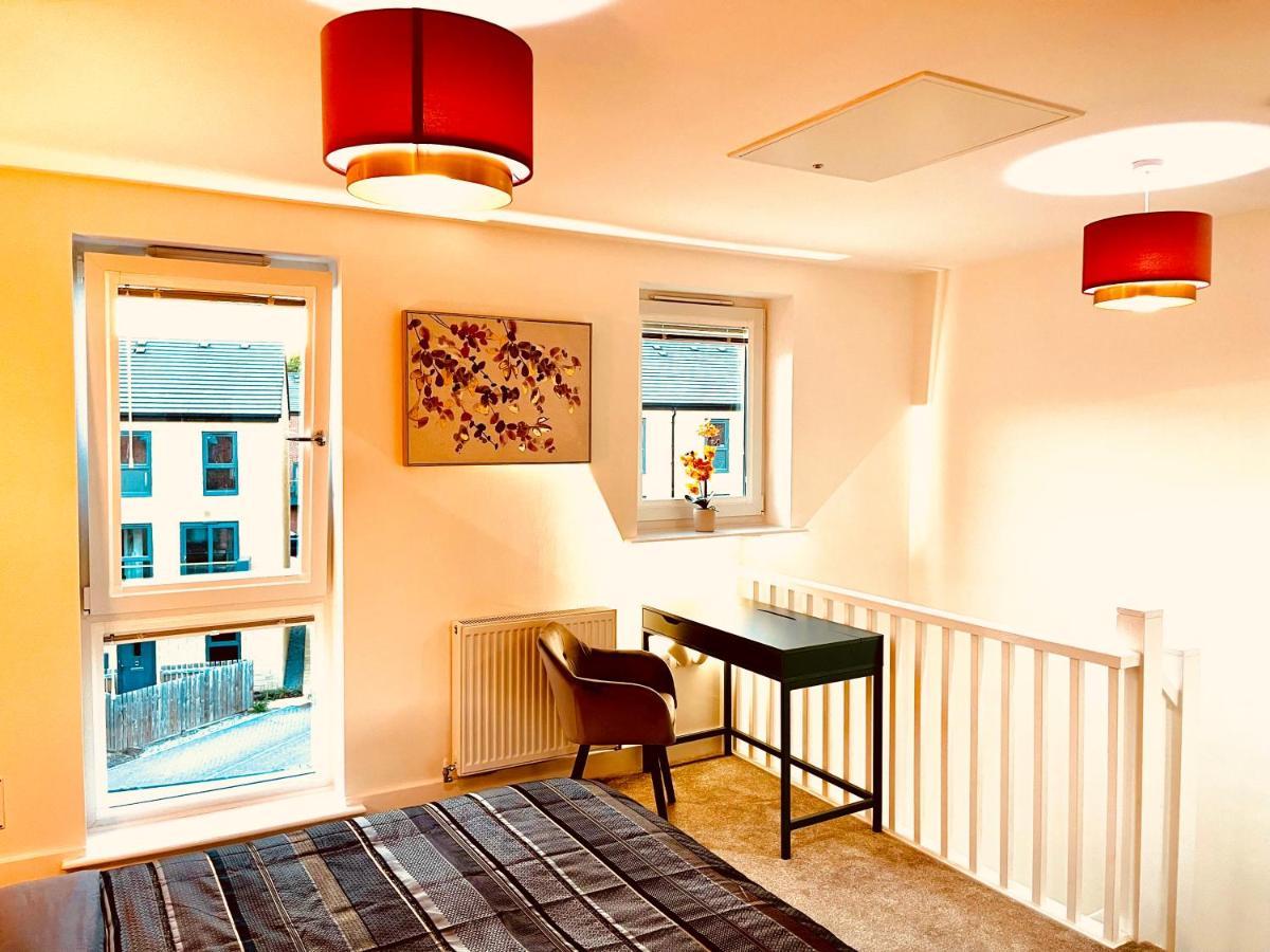 웨이크필드 Modern Townhouse, Sleeps 4 With Parking 아파트 외부 사진