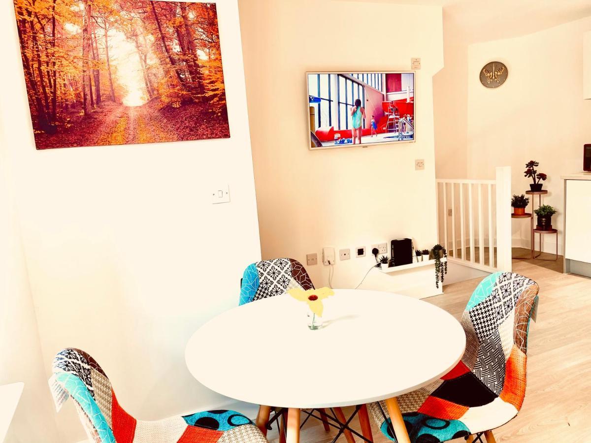 웨이크필드 Modern Townhouse, Sleeps 4 With Parking 아파트 외부 사진