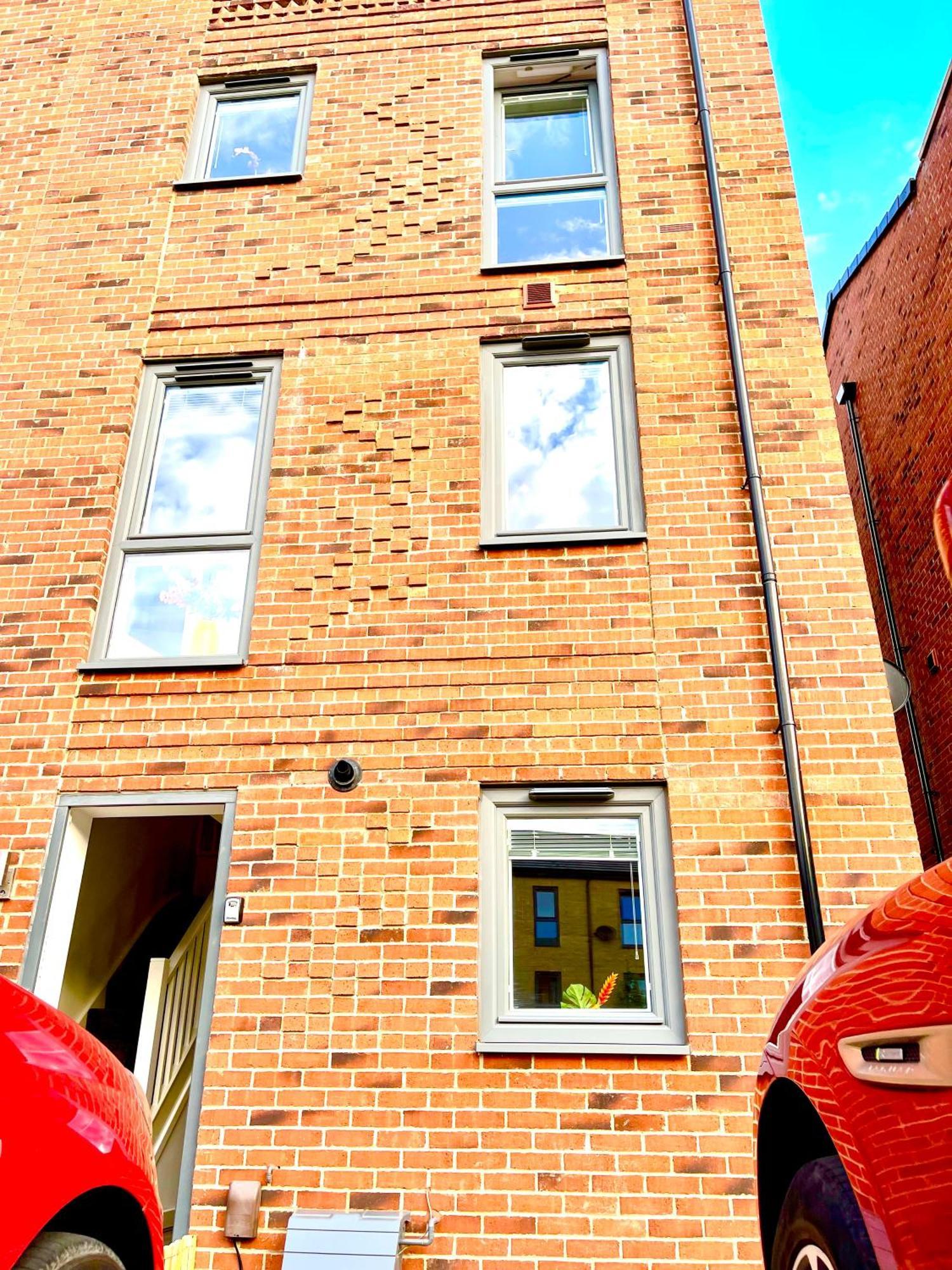 웨이크필드 Modern Townhouse, Sleeps 4 With Parking 아파트 외부 사진